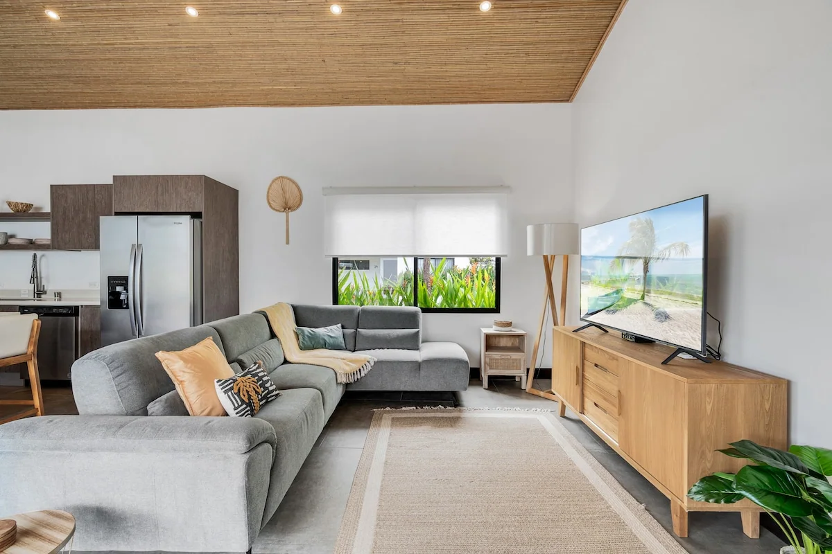 CU20: Modern Beach Home w/Guest House & Pvt. Pool - Houses for Rent in Tamarindo, Guanacaste Province, Costa Rica