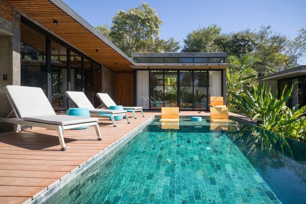 Luxury Oasis Perfect for Families Walking Distance — 3 bedroom vacation rental in 