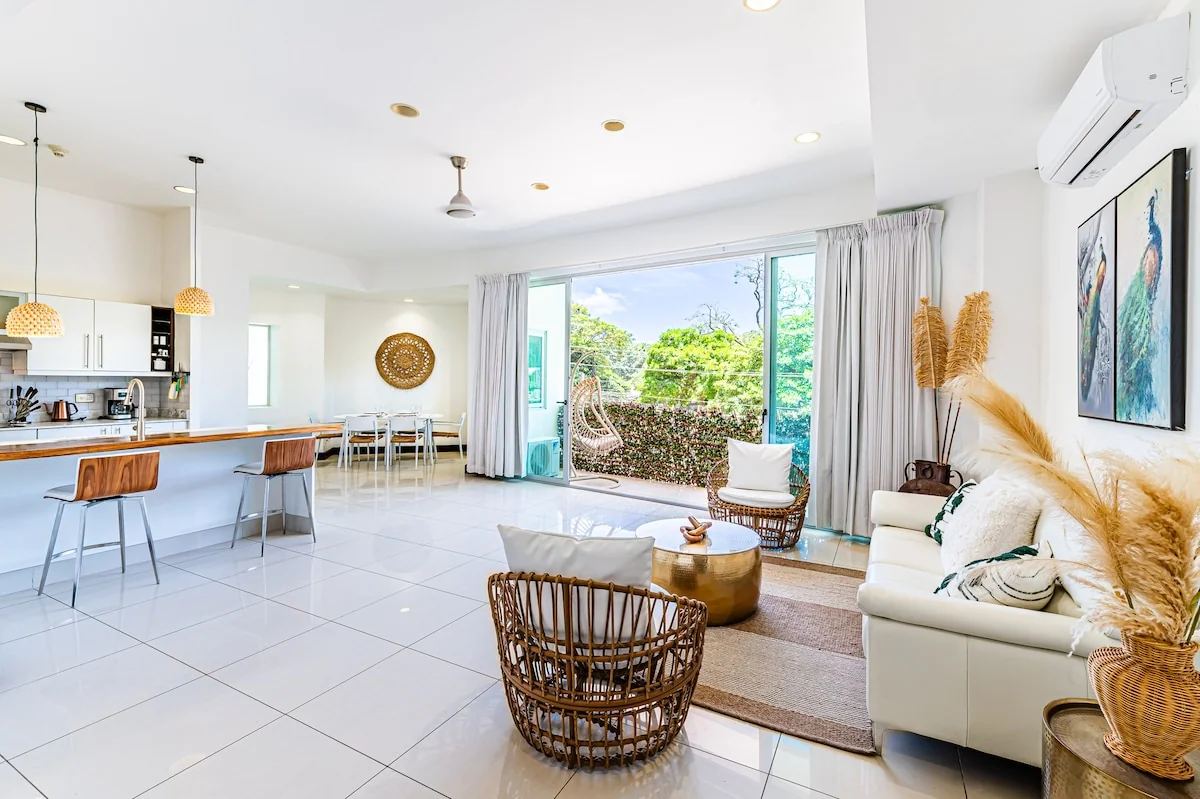 Chic 2BR Condo · Town Center · Pool · 3 Min Beach — 2 bedroom vacation rental in Playa Langosta