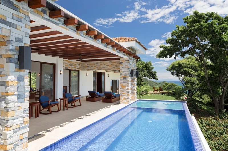 Casa Sobre el Oceano Bajo el Cielo