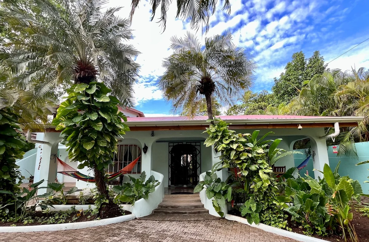 Casa de las Olas,
Paradise for 6 with beach access — 3 bedroom vacation rental in Playa Langosta