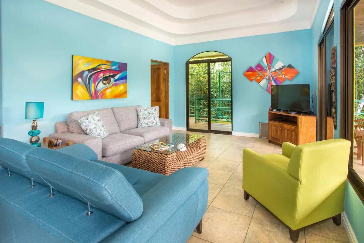 Manuel Antonio Jacuzzi Pool Table