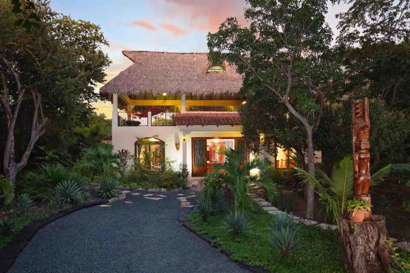 Casa Kontiki beachside gem +game room - Houses for Rent in Tola, Rivas, Nicaragua