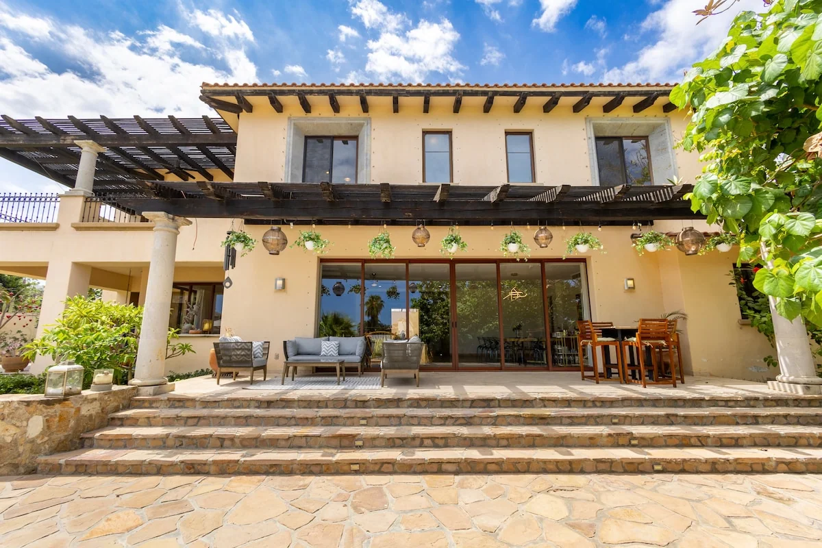 Fully staffed villa at an incomparable rate! — 4 bedroom vacation rental in Tourist Corridor
