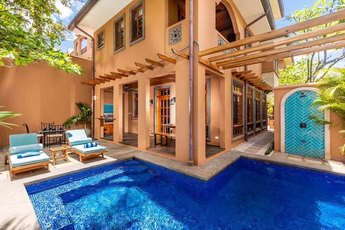 Villa Courtyard #1 just Steps From The Beach. — 4 bedroom vacation rental in Playa Langosta