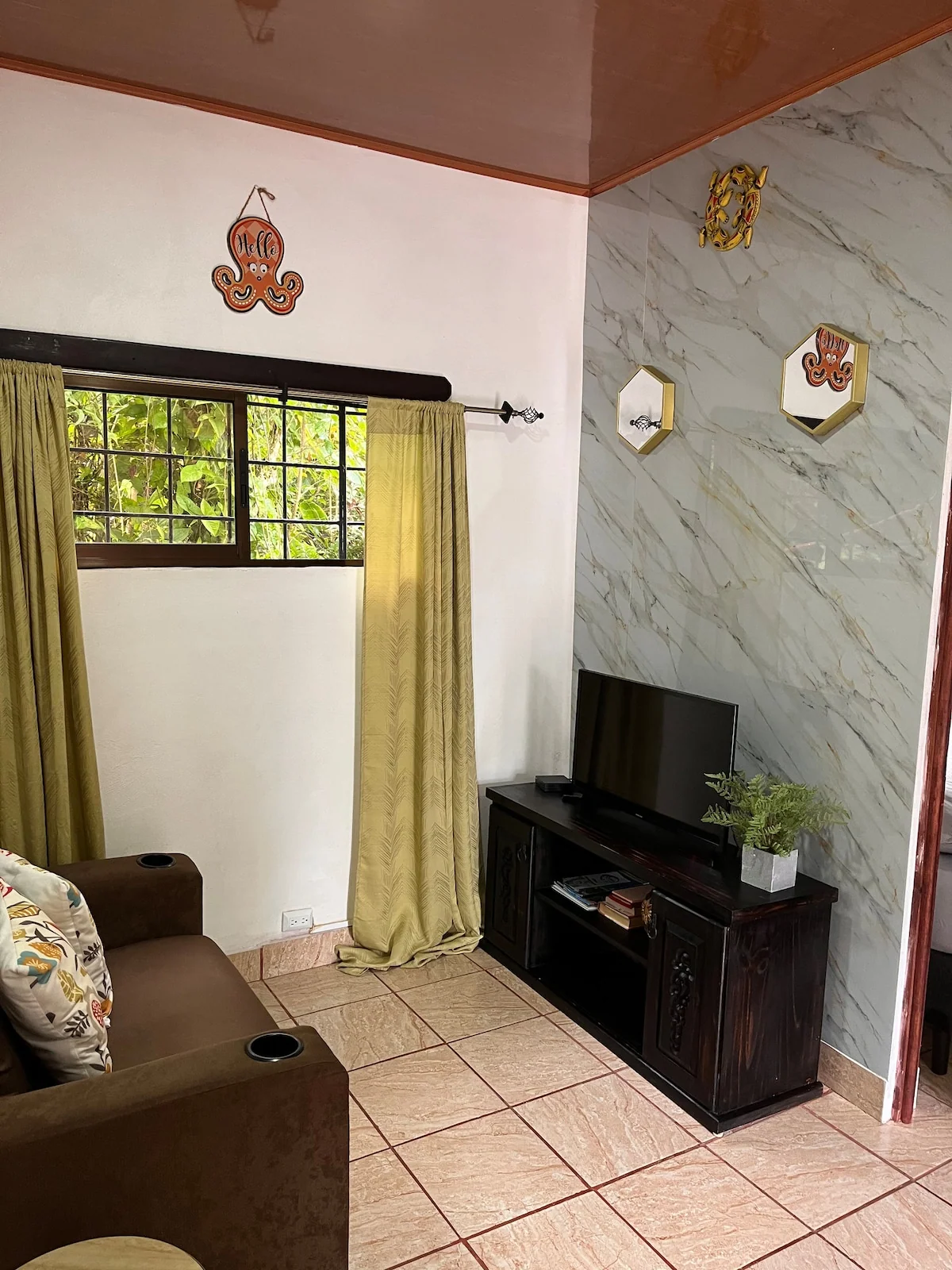 comfortable, single-story white house. - Houses for Rent in Quepos, Puntarenas Province, Costa Rica