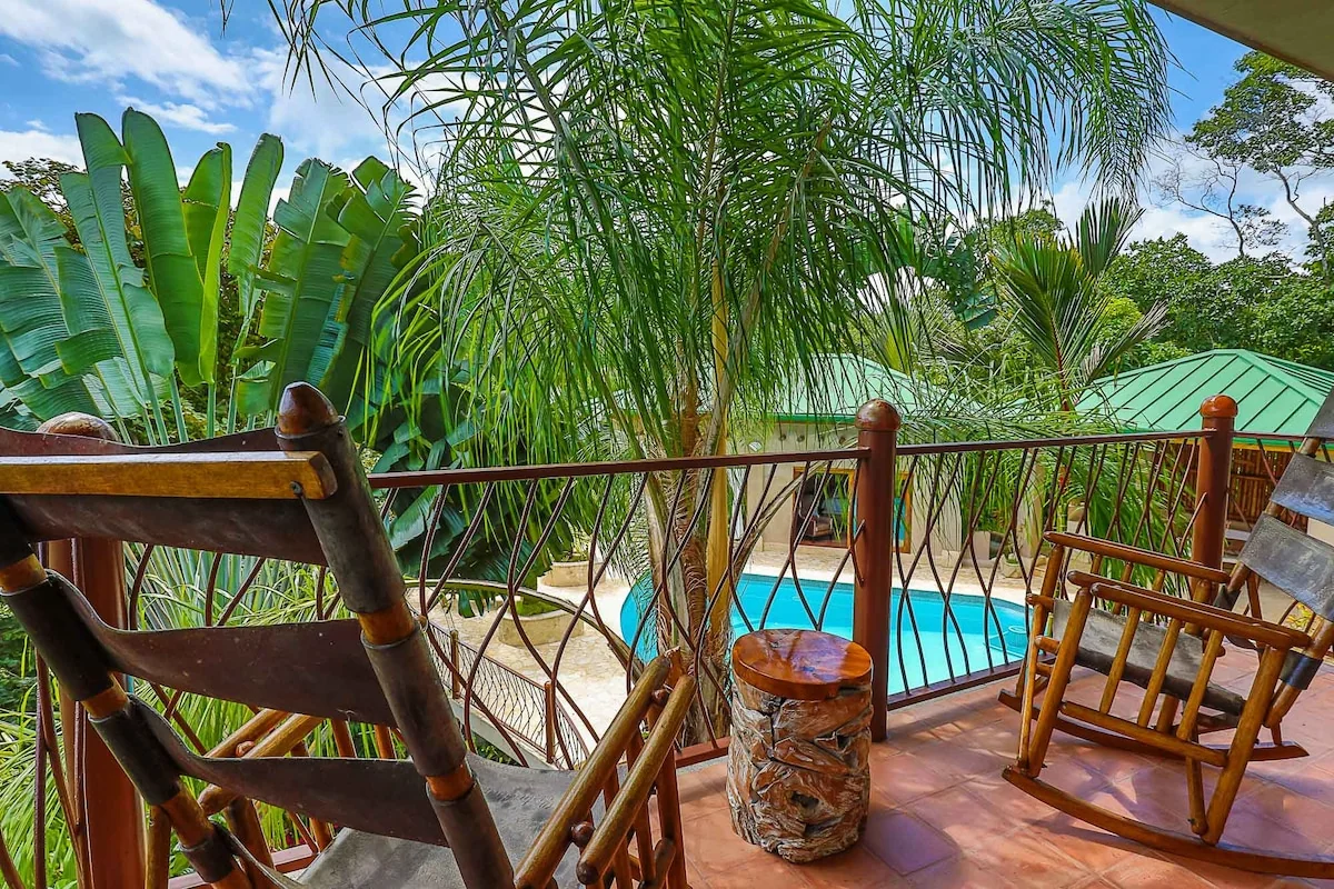 Large Pool Getaway Near Manuel Antonio Park/Beach - Houses for Rent in Quepos, Provincia de Puntarenas, Costa Rica