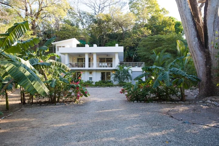 Modern, Spacious Jungle beach Villa. — 4 bedroom vacation rental in Playa Langosta