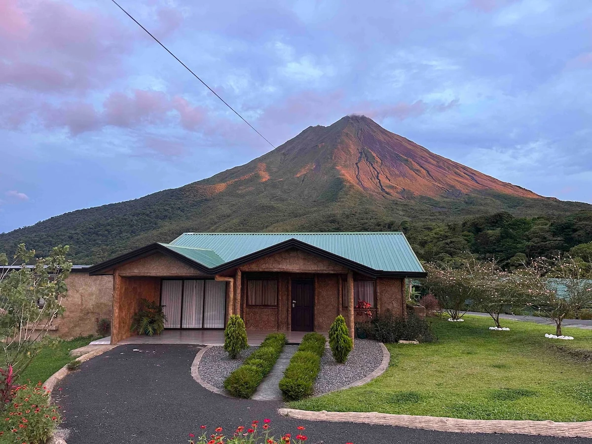 Villa Jawara A Volcano in your Garden! - Villas for Rent in La Fortuna, Alajuela Province, Costa Rica - Image 1