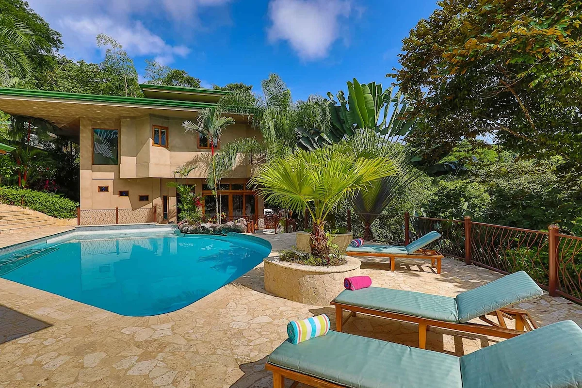 Large Pool Getaway Near Manuel Antonio Park/Beach