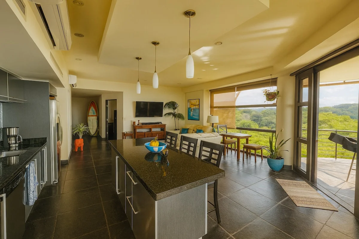 Huge Views, 3 Bed/3Bath, Pool, Gym + Walk Anywhere — 3 bedroom vacation rental in 