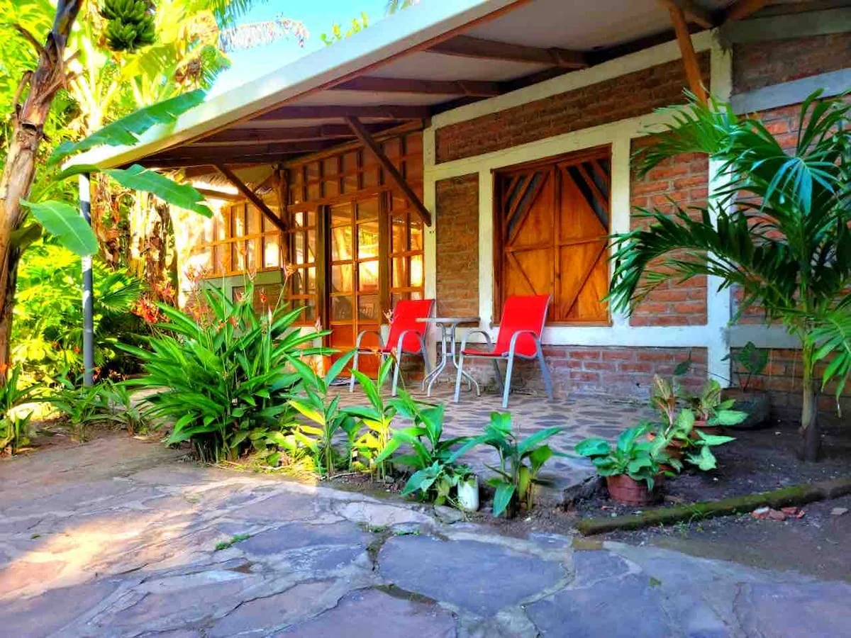 SoLunaLake House, Cama Queen Size - Cottages for Rent in Mérida, Rivas, Nicaragua