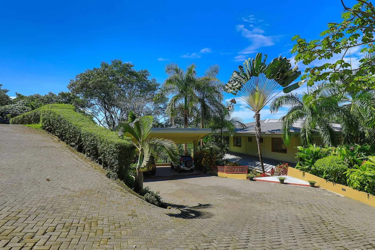 Family oasis w/ big pool in Manuel Antonio jungle