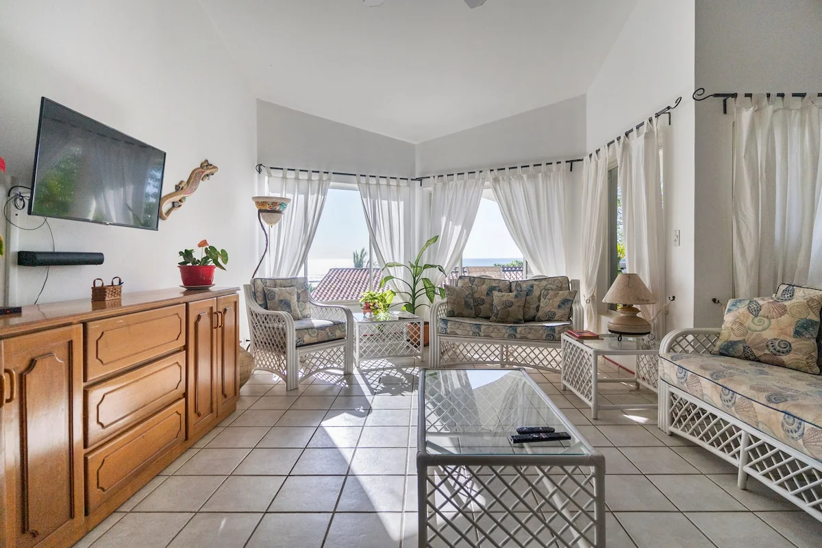 3 Bdrm Condo w/Ocean Views & Private Beach Access — 3 bedroom vacation rental in Playa Langosta