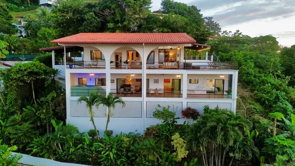 Casa Mono Montaña — 4 bedroom vacation rental in Quepos