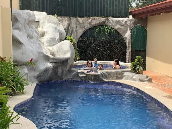 Georgeus Villa, pool, additional jacuzzi, A/C — 4 bedroom vacation rental in Belen