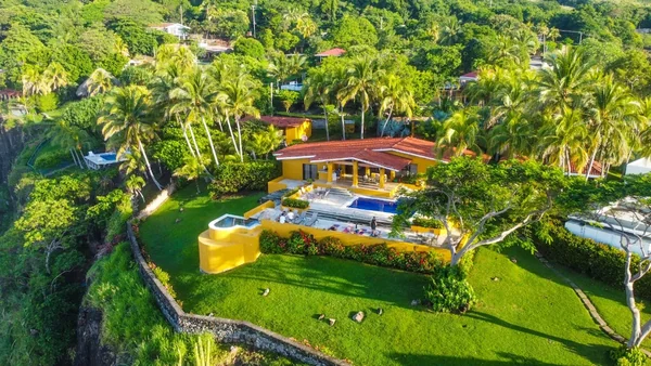 4BR Villa in San Salvador — 4 bedroom vacation rental in San Salvador
