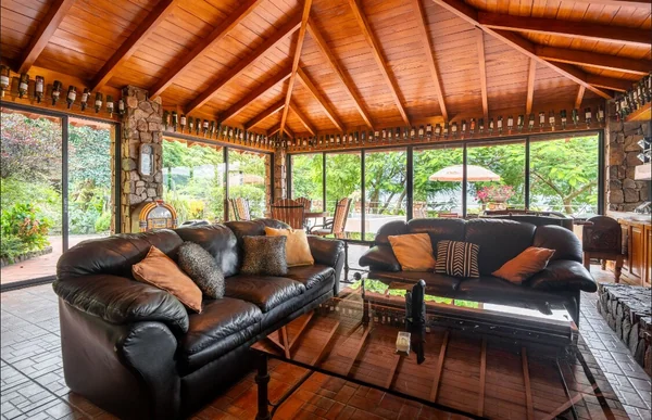 Chateau Riviera — 3 bedroom vacation rental in Antiguo