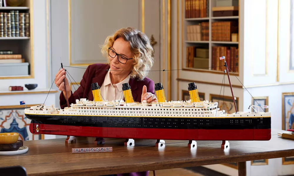 Frau baut Lego Titanic 10294 auf