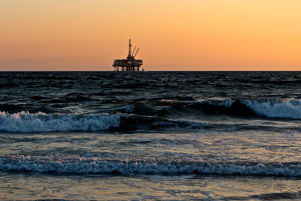 Oil Above $110 as AI Stocks Swing: What It Means for Savers and Borrowers