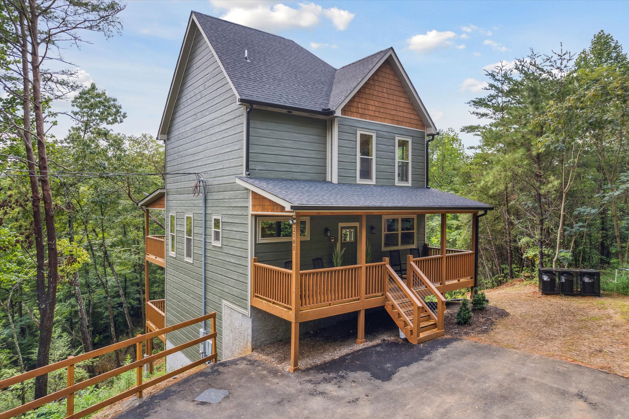 Chasing the Son Cabin - Cabins - Sleeps 7-12 - Summit Cabin Rentals