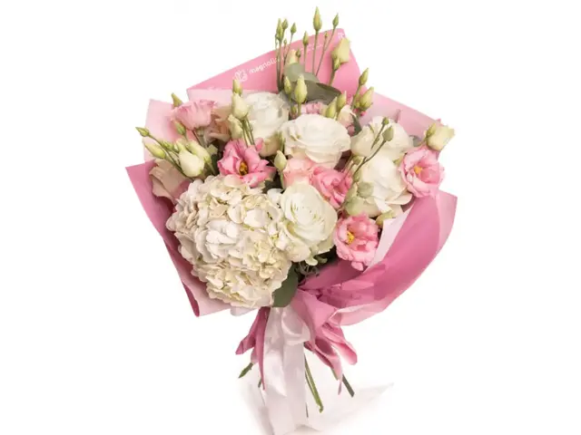 Buchet trandafiri albi și eustoma MAG-7606