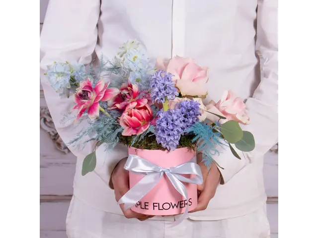 Aranjament in cutie cu zambile parfumate