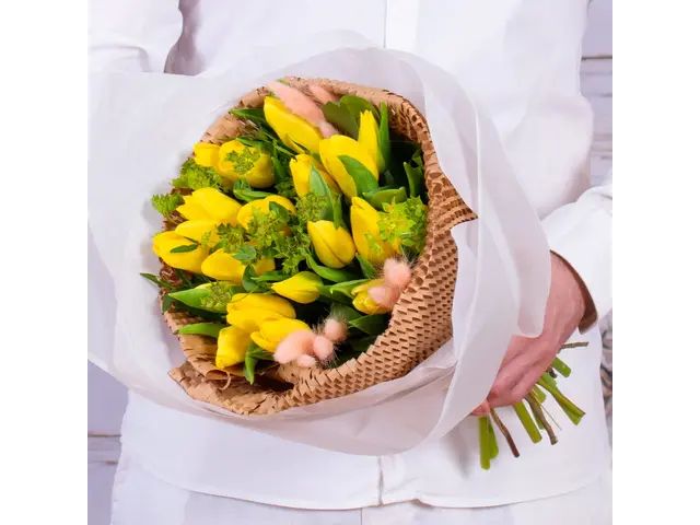 Buchet cu 19 lalele galbene