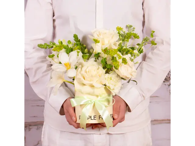 Aranjament in cutie cu trandafiri si lalele albe