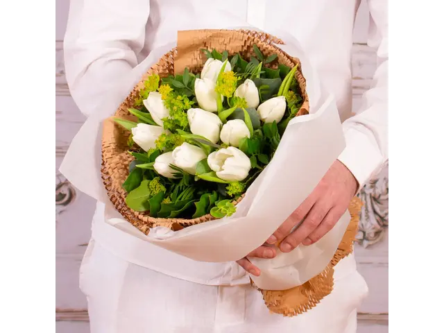 Buchet cu 11 lalele albe