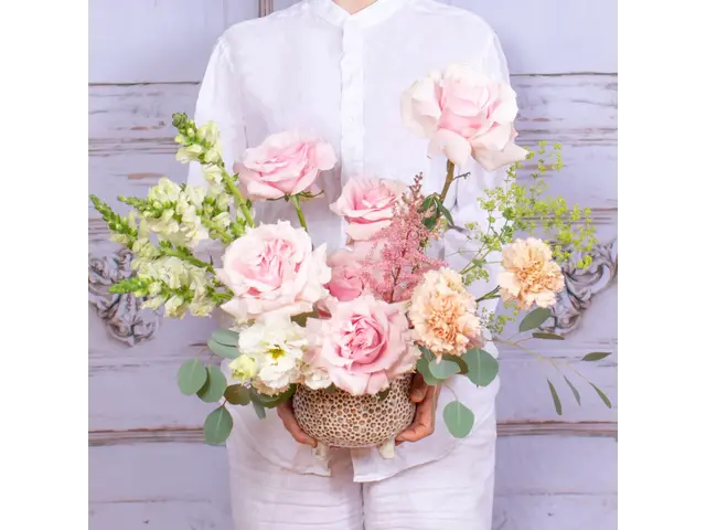 Aranjament cu trandafiri roz si garoafe peach