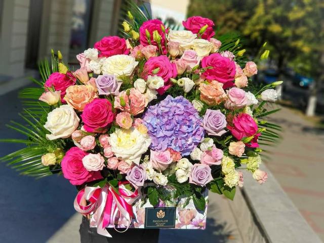 Aranjament in cutie cu flori naturale