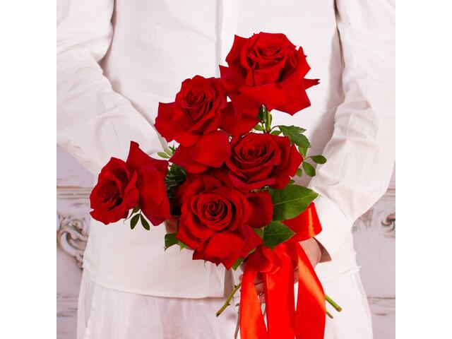 Buchet delicat cu 5 trandafiri rosii