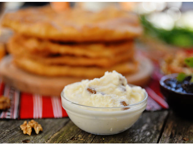 Scoverga cu branza dulce si stafide buc