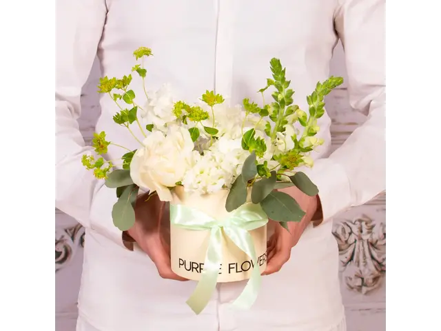 Aranjament elegant cu trandafiri si lisianthus in cutie