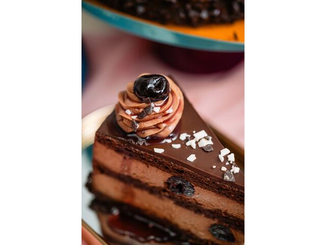 Felie tort vegan cu ciocolata si visine 200g