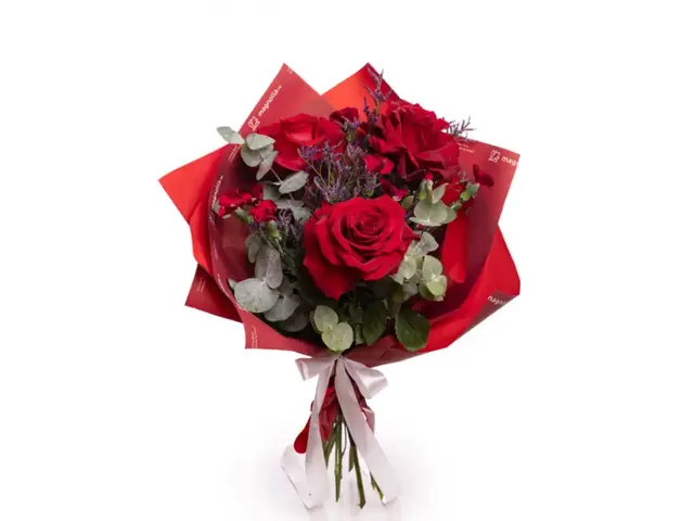 Buchet trandafiri roşii şi limonium MAG-3678
