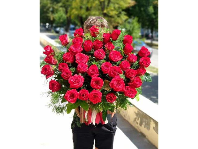 Aranjament in cutie cu 43 de trandafiri rosii & verdeata