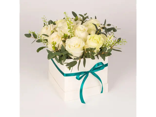 Aranjament in cutie cu 11 trandafiri albi