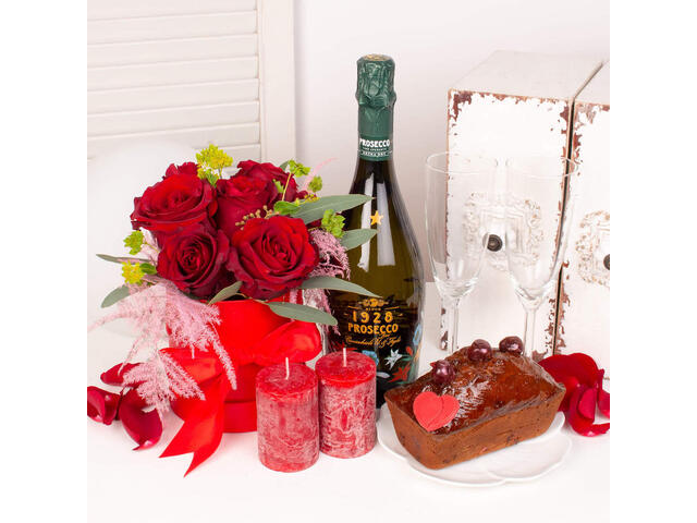 Cadou cu prajituri in forma de inima lumanari rosii si prosecco