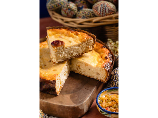 Pasca moldoveneasca cu branza dulce si stafide 1kg