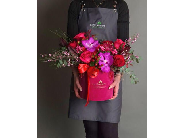 Aranjament floral in cutie "Velvet Passion"