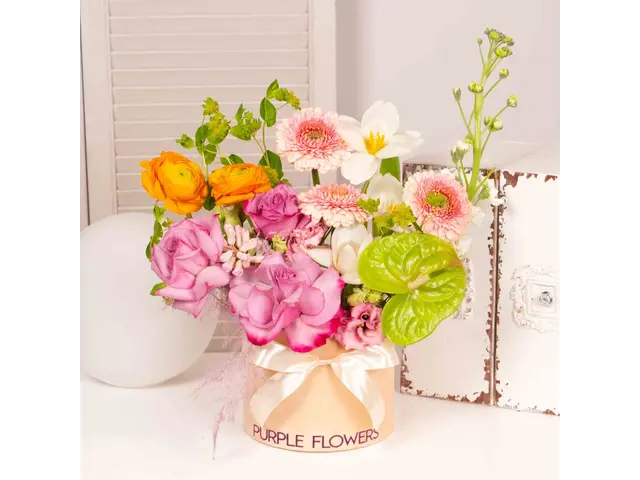 Cutie cu anthurium, ranunculus si lisianthus