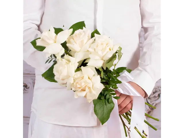 Buchet 5 trandafiri albi