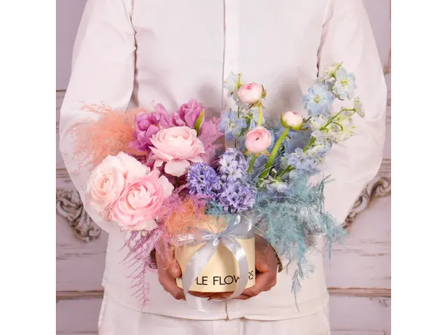 Cutie cu delphinium, ranunculus si zambile