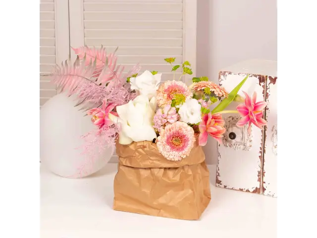 Aranjament cu trandafiri, germini si lalele