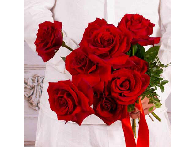 Buchet delicat cu 9 trandafiri rosii