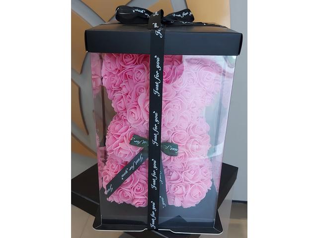 Urs roz cu flori de spuma