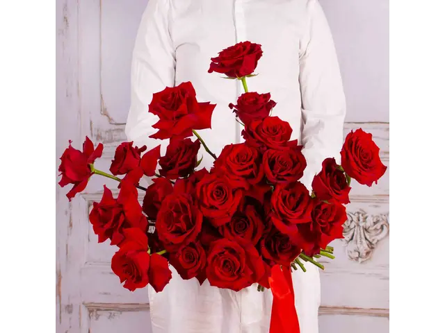 Buchet cu 25 de trandafiri rosii