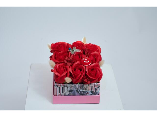 Aranjament cu 9 trandafiri de sapun